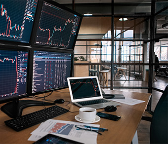 Schermi e computer in ufficio