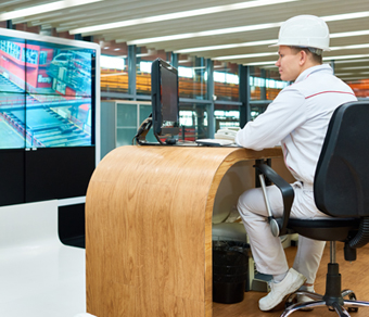 Operaio al lavoro al computer