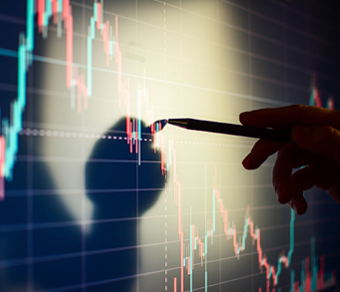 Un uomo indica con una penna un punto di un grafico