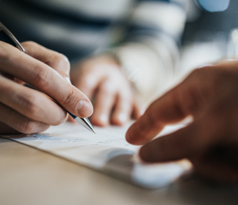 persona che firma un finanziamento