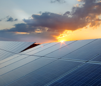 Pannelli fotovoltaici al tramonto