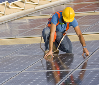 Operaio al lavoro su un pannello fotovoltaico