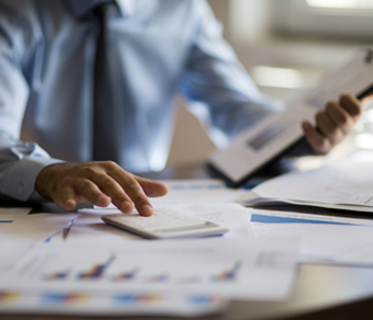 Impiegato alle prese con dati e statitistiche