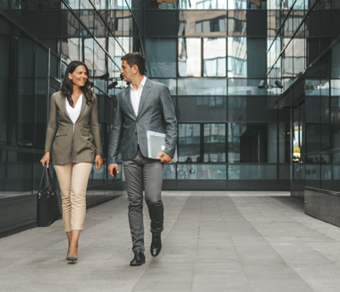 Impiegati che passeggiano all'esterno di un ufficio