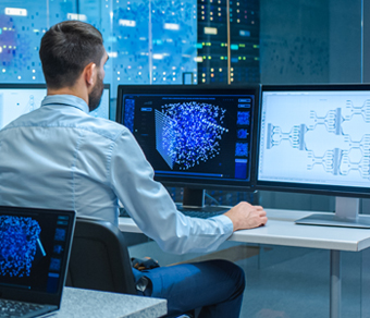 Ingegnere informatico in uffcio che lavora al computer