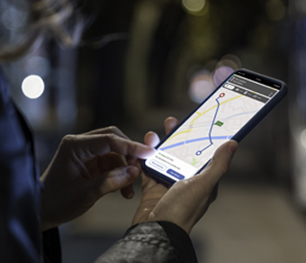Donna osserva il suo smartphone