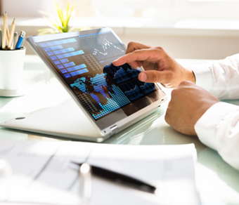 Persona consulta un grafico sullo schermo di un tablet
