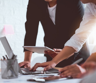 Due persone con tablet e computer