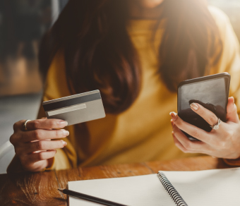 Donna con carta di credito e smartphone