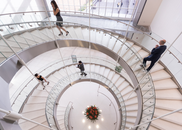 Scala a chiocciola con persone