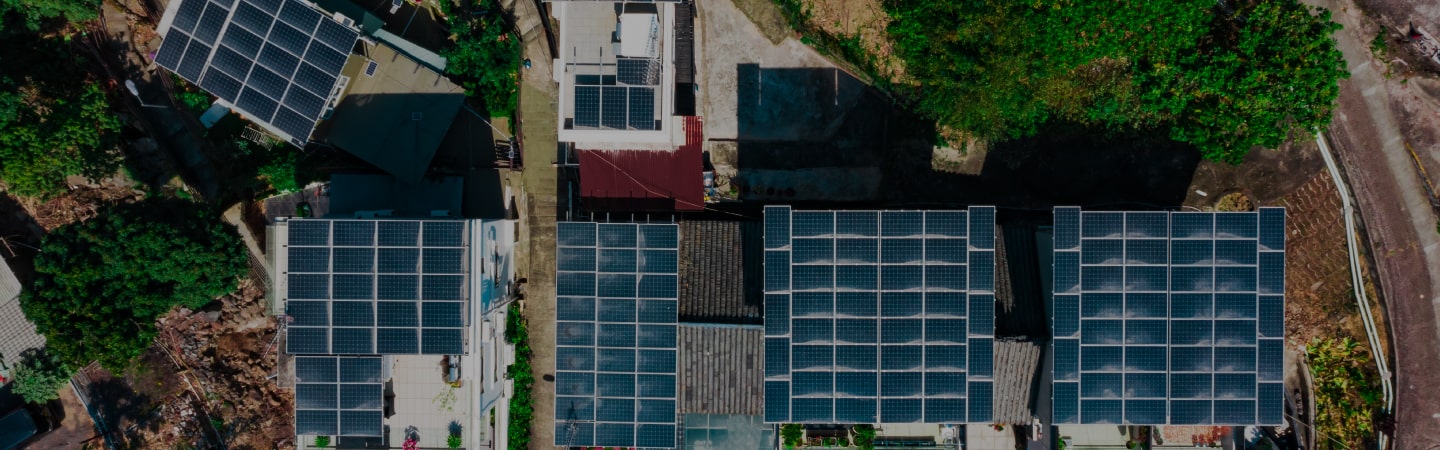 Vista dall'alto di tetti con pannelli fotovoltaici
