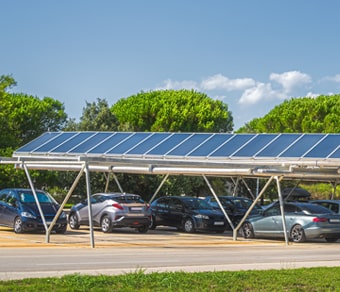 Pensilina fotovoltaica smart con auto parcheggiate
