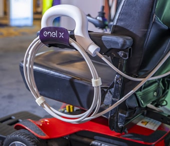 Sedia a rotelle elettrica con logo Enel X
