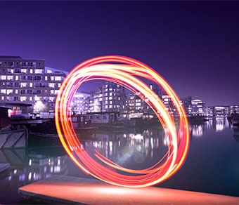 Cerchio di luce circolare con sfondo cittadino