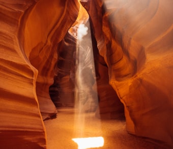 Bagliori di luce all'interno di un sentiero roccioso