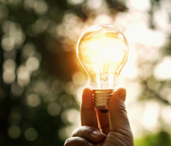 Lampadina tenuta da una mano