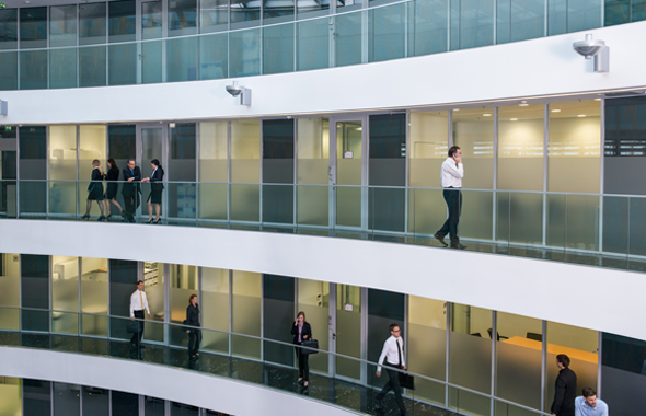 Atrio edificio di lavoro con impiegati