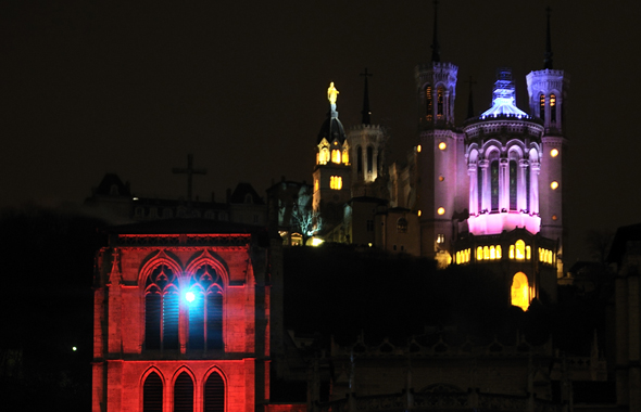 Illuminazione temporanea su facciata esterna di un'opera architettonica