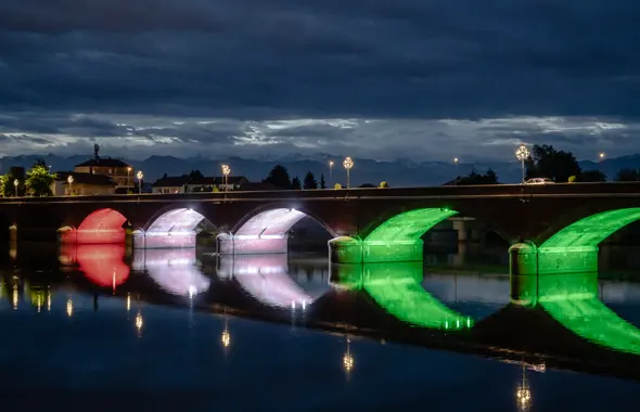 Illuminazione temporanea su facciata esterna di un'opera architettonica