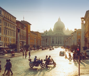 Scorcio di piazza San Pietro al tramonto