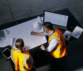 Due ingegneri edili che lavorano