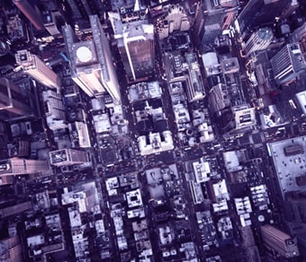 Vista dall'alto di una grande città con grattacieli