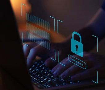Mani di persona al computer