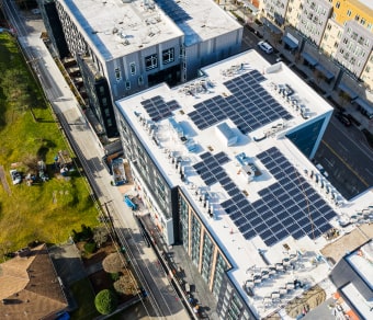Vista dall'alto di un edificio con pannelli solari sul tetto