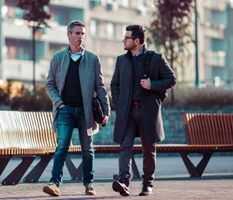 Due uomini a passeggio all'aperto