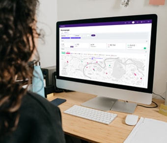 Donna di fronte lo schermo di un computer con grafici
