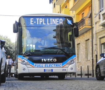 autobus elettrico su strada