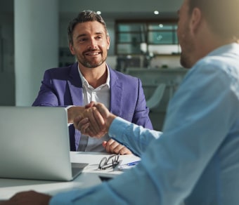 due uomini che si stringono la mano