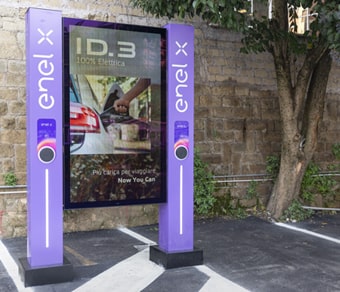 Stazione di ricarica con schermo digitale Enel X