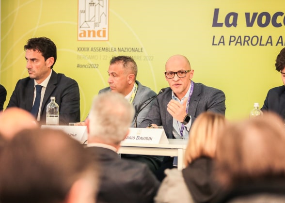 Mario Daviddi, Head of Project Financing Smart Lighting & e-Bus, Enel X, interviene a un panel