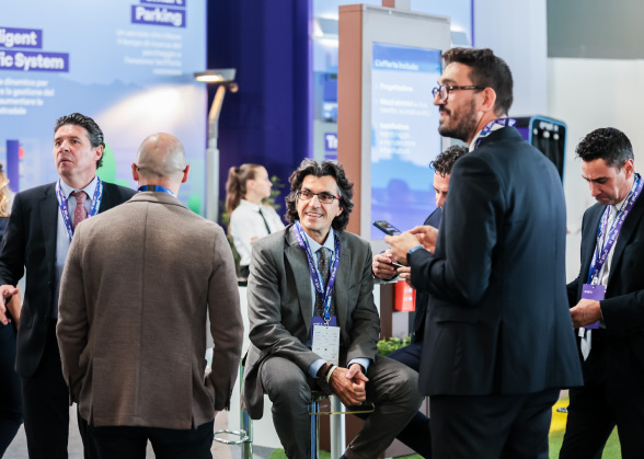 Tony Toro dialoga con un ospite presso lo stand di Enel X ad ANCI