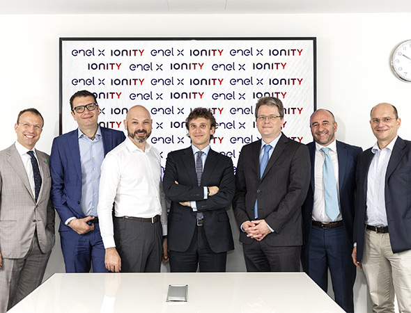 Marcus Groll con rappresentanti Ionity ed Enel X