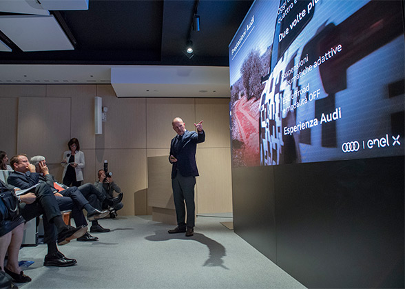 Un uomo sul palco durante la presentazione della nuova Audi e-Tron