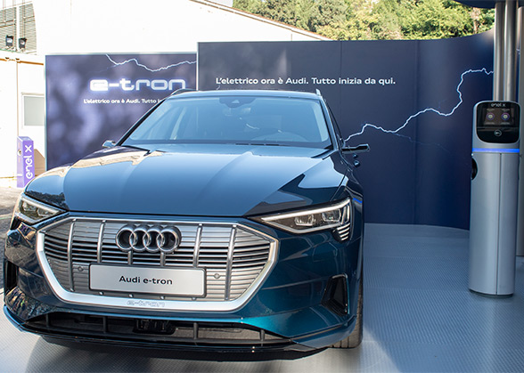 la nuova audi e-tron vista di fronte