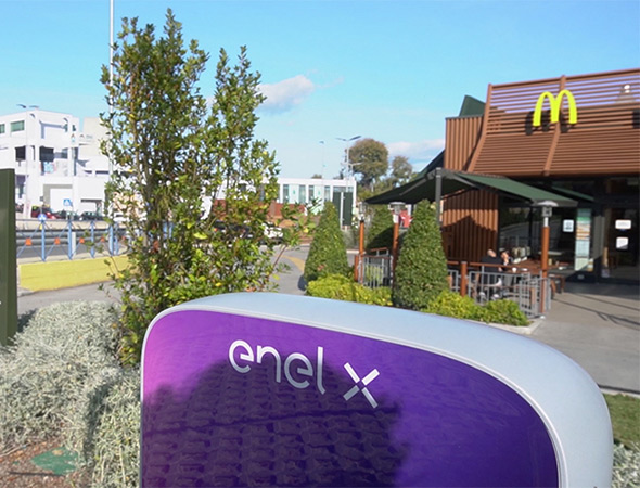 Colonnina di ricarica Enel X con, sullo sfondo, ristorante McDonald