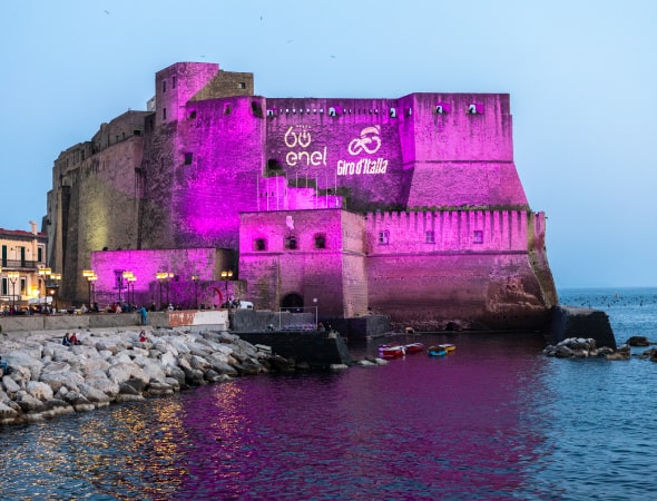 Castel dell'Ovo illuminata di rosa con proiezione logo Enel