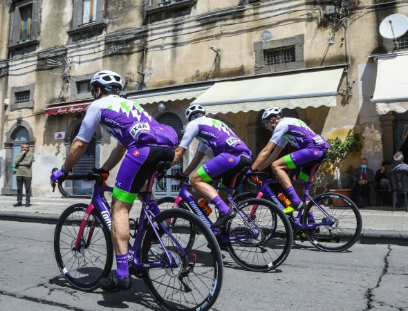 gruppo di ciclisti del Giro E