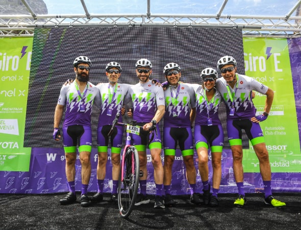 premiazione di una squadra di ciclisti