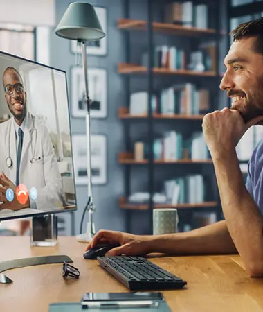 Utente durante videoconsulto medico al computer
