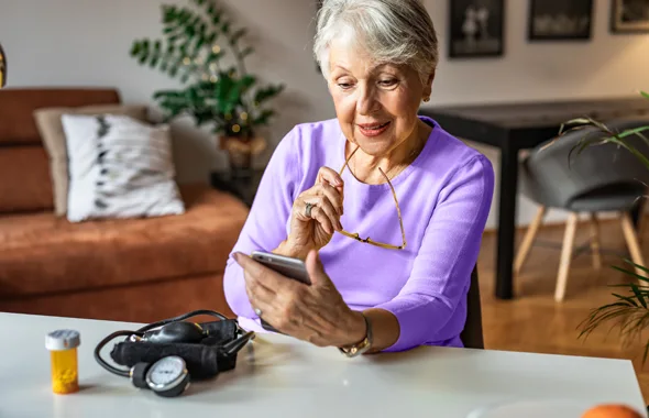 Una donna che consulta il suo smartphone