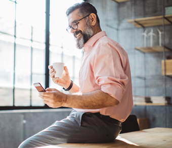 Uomo con cellulare in mano