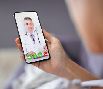Schermo smartphone con medico in collegamento