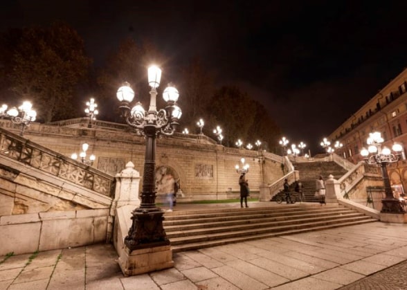 Piazza illuminata da installazione Enel X