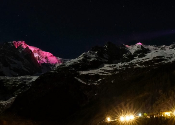 Il Monte Bianco illuminato di rosa