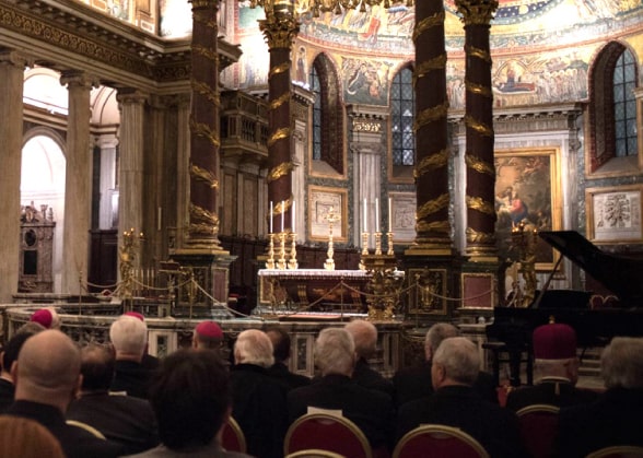Persone sedute dentro la chiesa di Santa Maria maggiore
