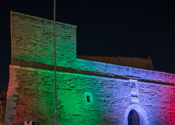 Edificio illuminato con i colori dell'Italia